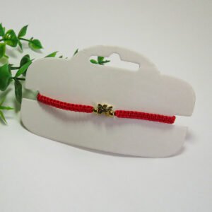Pulsera en hilo rojo mariposa